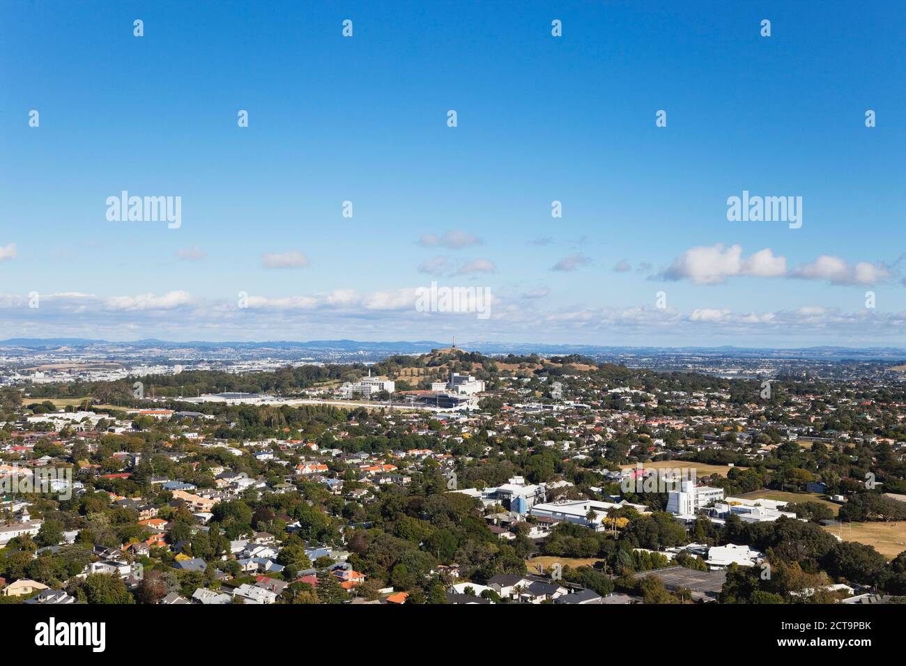 Nuova Zelanda, Auckland e One Tree Hill visto da monte Eden Foto Stock