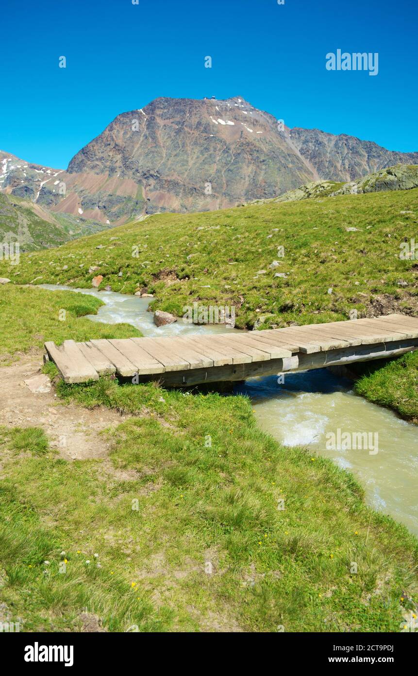 Italia, Alto Adige, Val Senales, Torrente di montagna con ponte Foto Stock