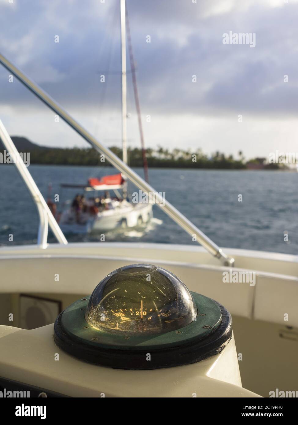 Caraibi, Martinica, Sainte-Anne, Bussola su uno yacht a vela Foto Stock