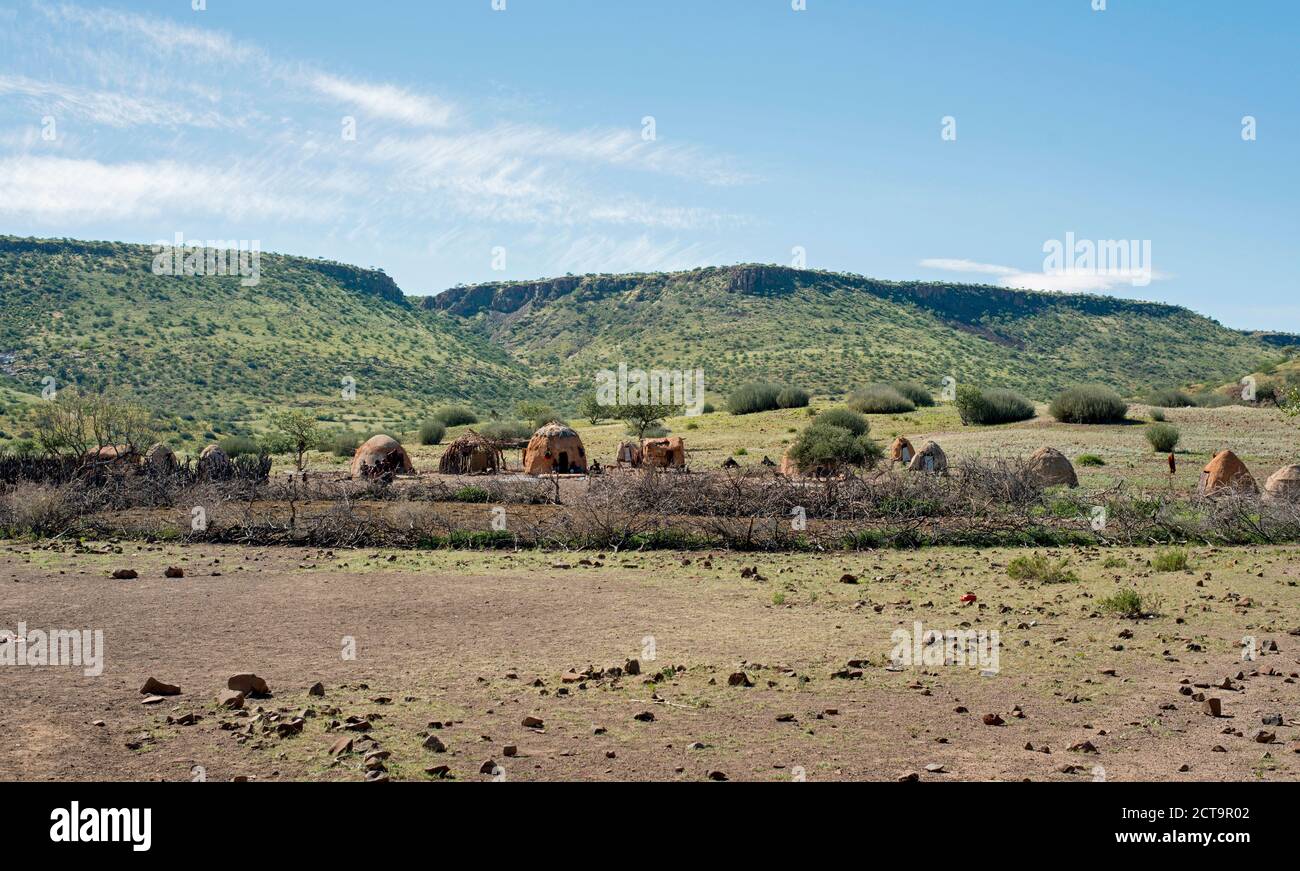 Africa, Namibia, Damaraland, insediamento Himba, capanne di argilla Foto Stock