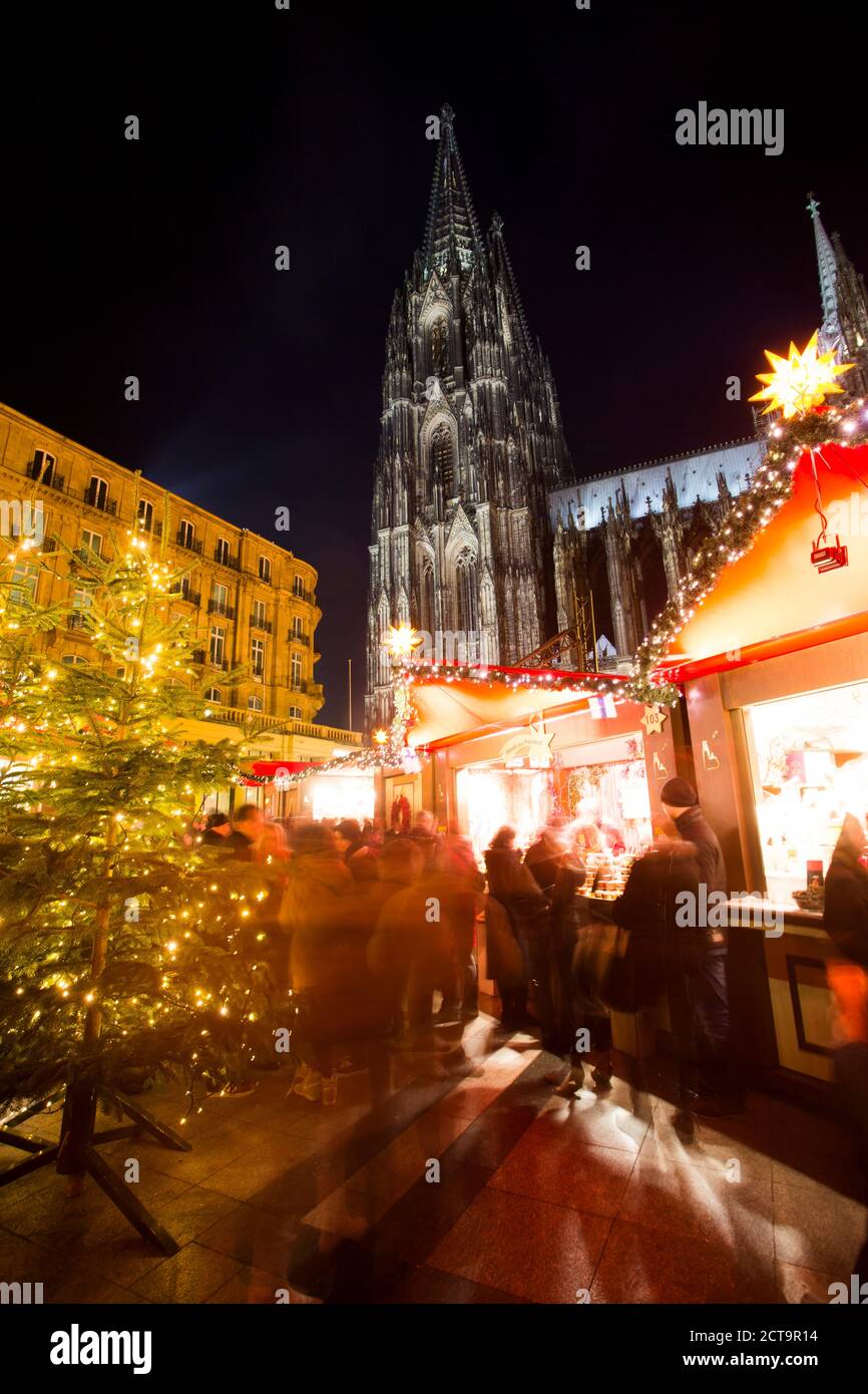 In Germania, in Renania settentrionale-Vestfalia, Colonia, mercato di Natale presso la cattedrale di Colonia di notte Foto Stock