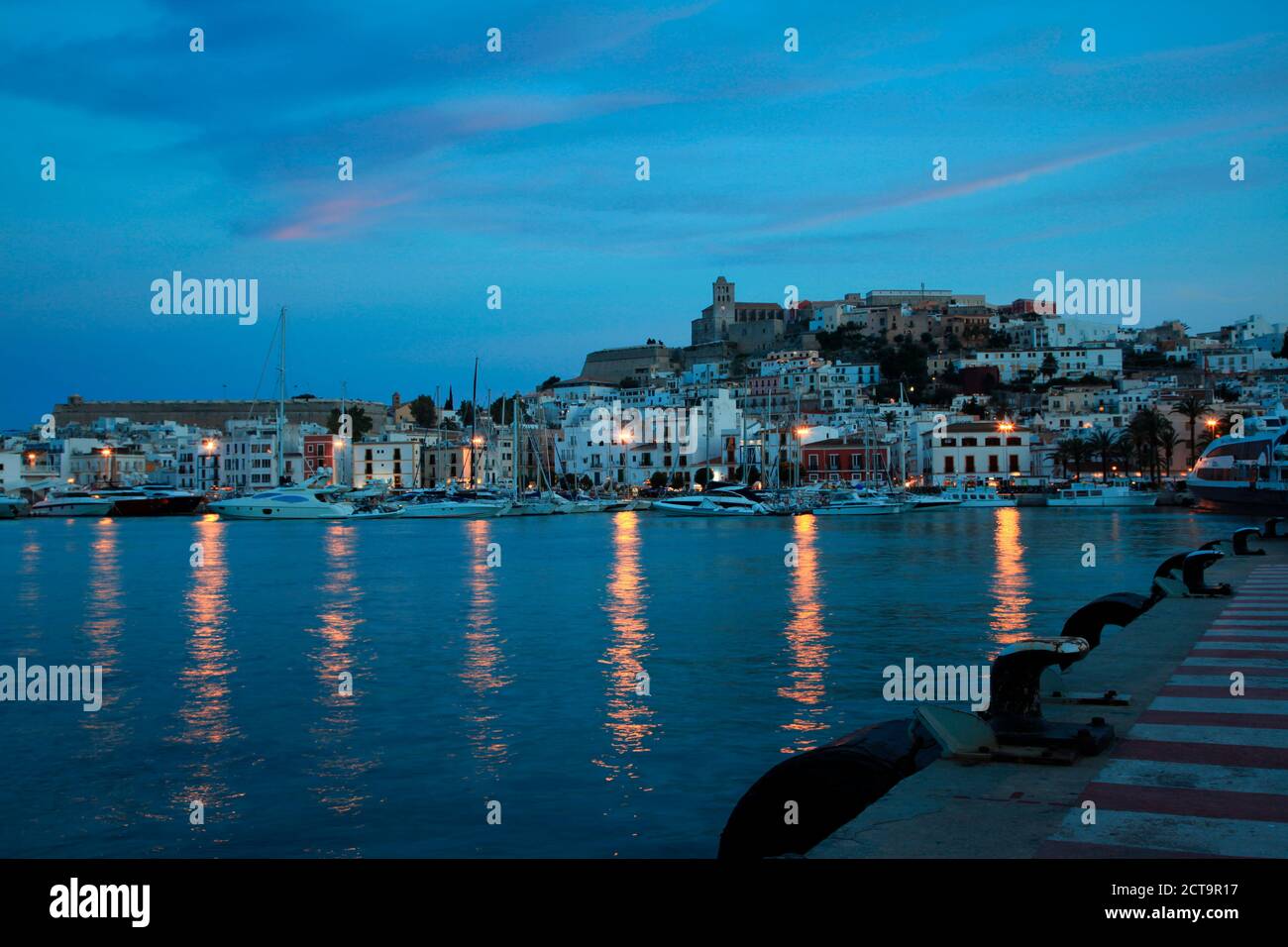 Spagna, Ibiza, Porto della Città di Ibiza al calar della sera Foto Stock