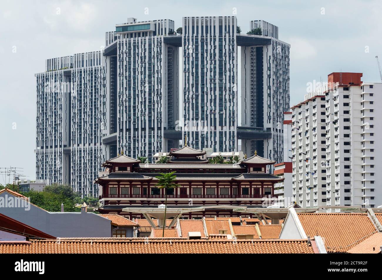 Singapore, Chinatown, la vista sui tetti e vecchio edificio di fronte di edifici ad alta Foto Stock