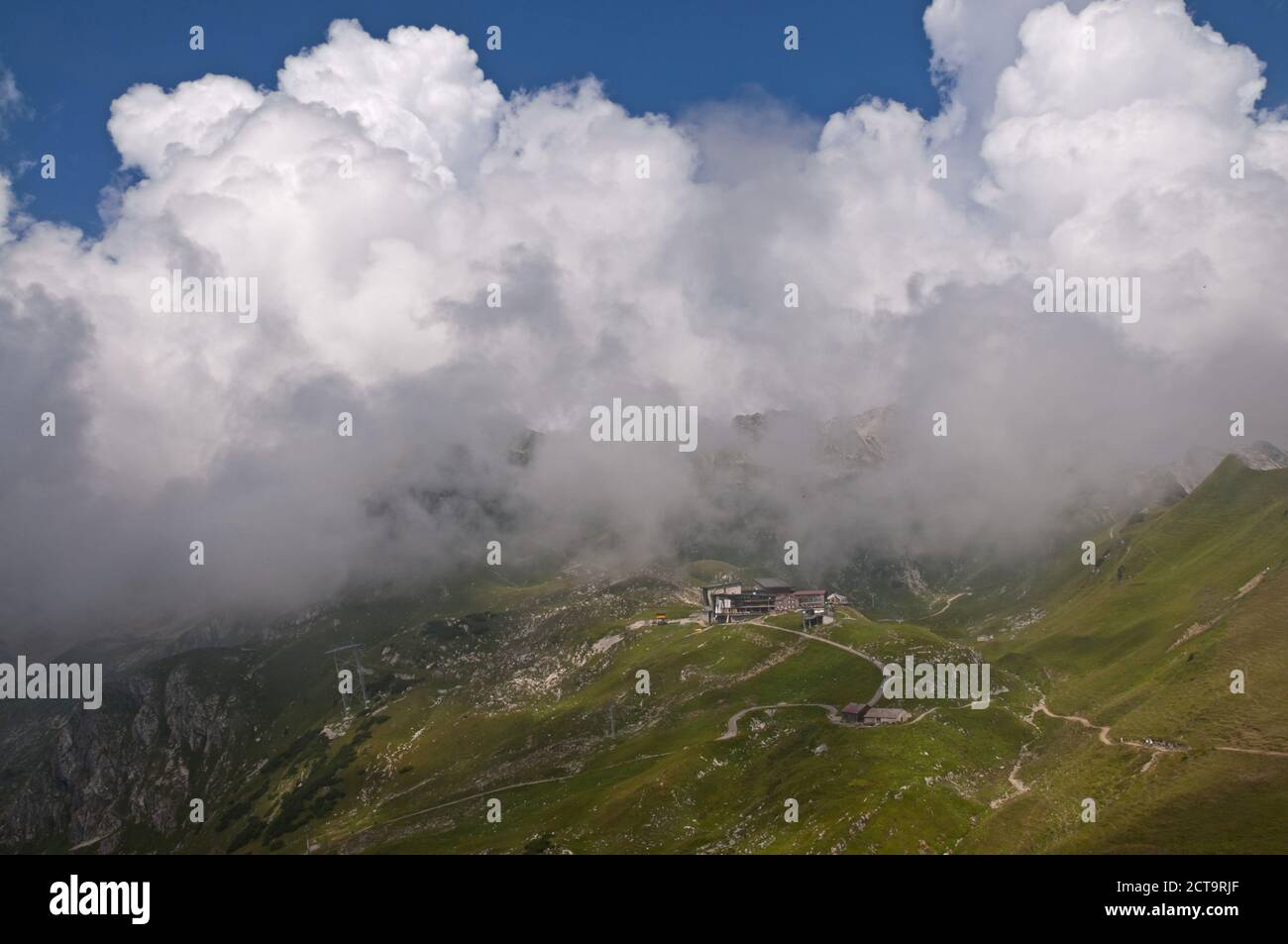 In Germania, in Baviera, Allgaeu Alpi, stazione di montagna Hoefatsblick, dietro le nuvole Nebelhorn e Hindelang via ferrata Foto Stock