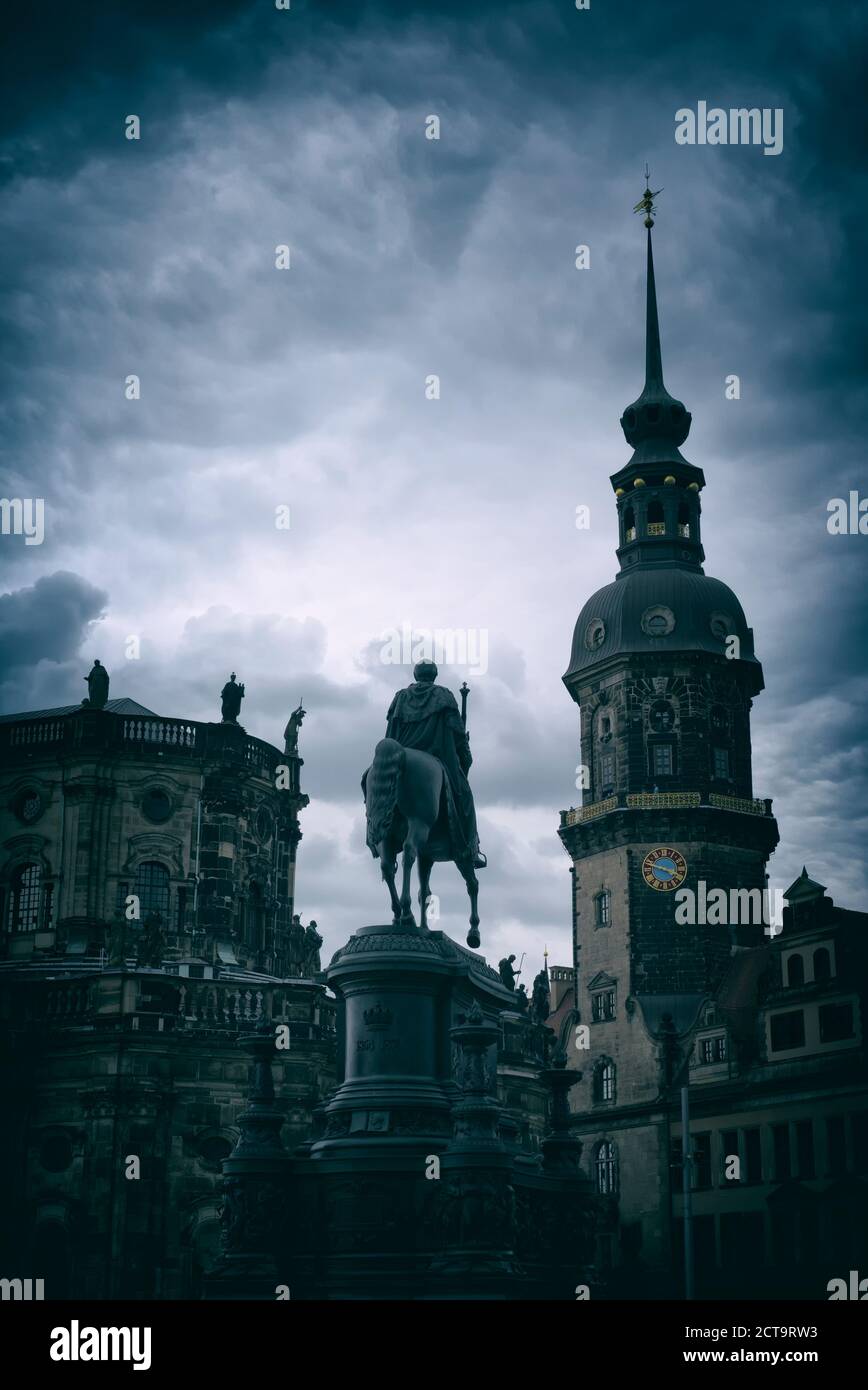 In Germania, in Sassonia, Dresda, in vista della chiesa di corte e la statua equestre di re Giovanni Foto Stock