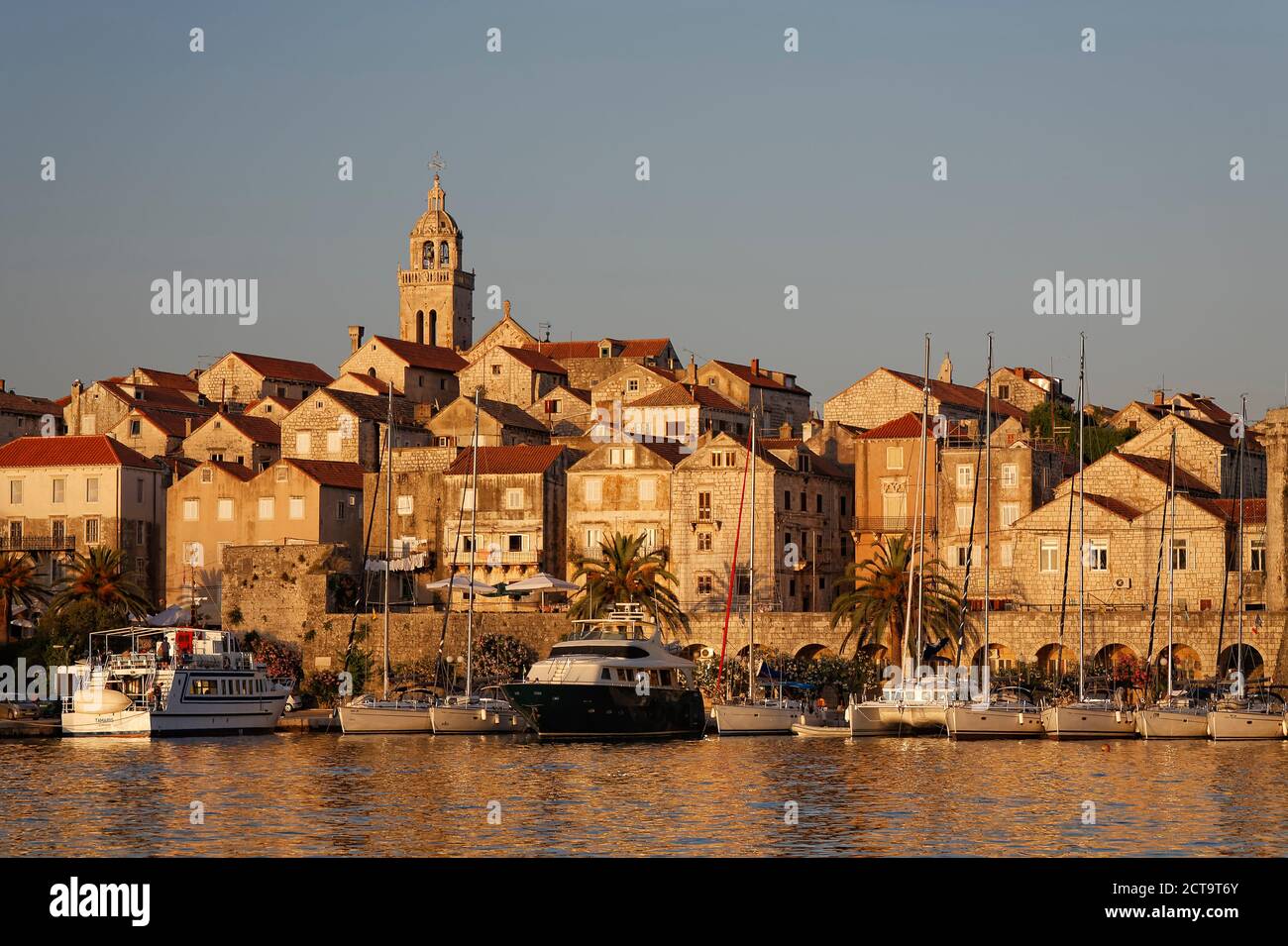 Croazia, Dubrovnik-Neretva, Isola di Korcula Korcula, la città e il porto di sera Foto Stock