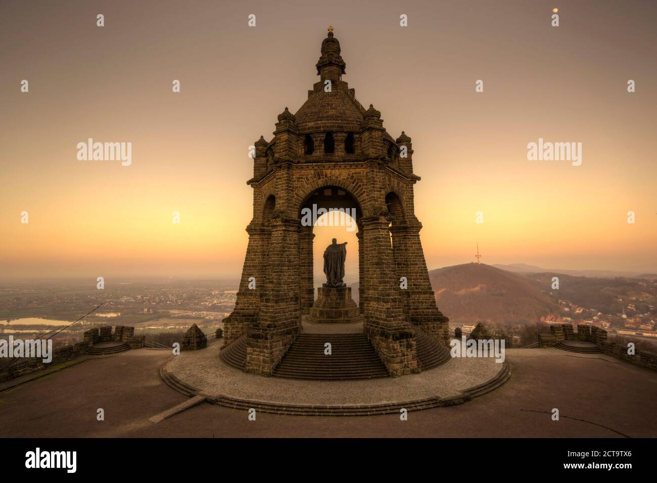 In Germania, in Renania settentrionale-Vestfalia, Porta Westfalica, vista Emperor-Wilhelm monumento al crepuscolo Foto Stock