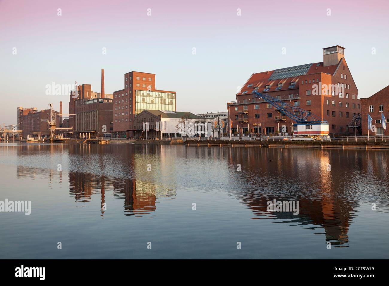 In Germania, in Renania settentrionale-Vestfalia, Duisburg, porto interno, vista Kueppersmuehle e Werhahnmuehle Foto Stock