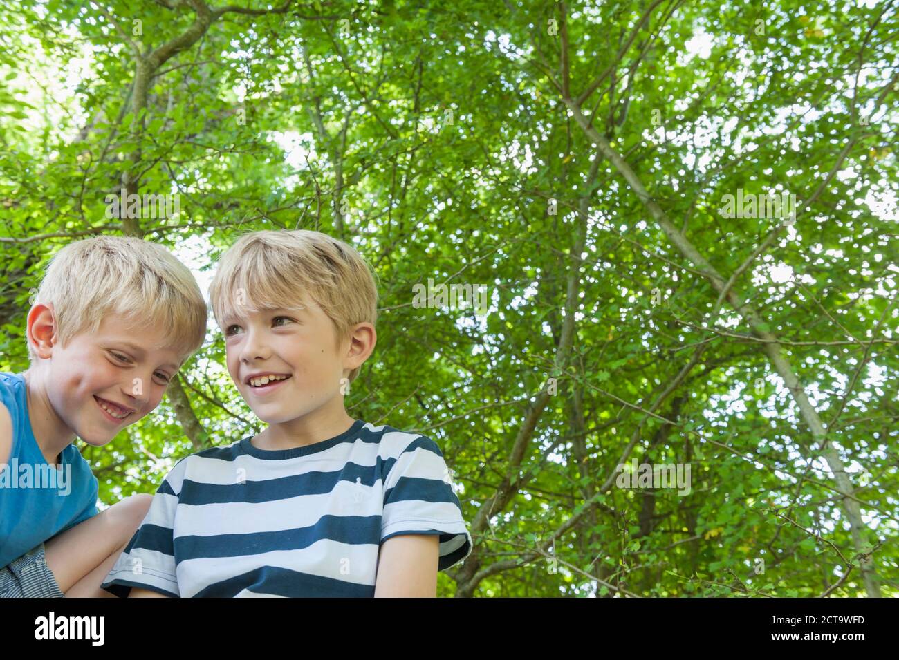 In Germania, in Baviera, due ragazzi sorridenti Foto Stock