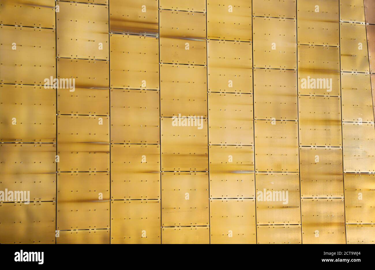 Tegole dorate in lega di bronzo che brillano nel sole estivo Foto Stock