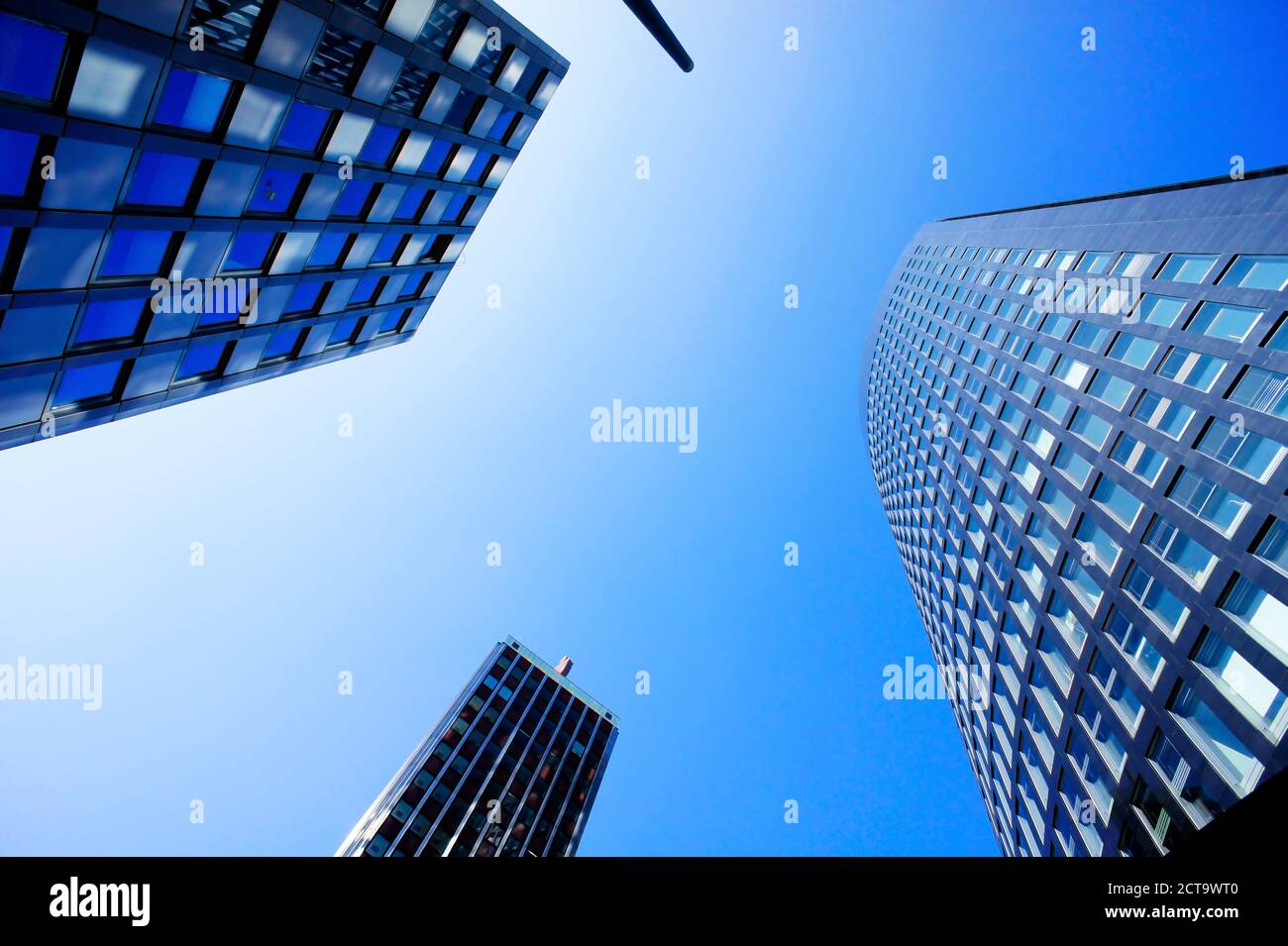 In Germania, in Renania settentrionale-Vestfalia, Dortmund, vista di alto-aumento edifici per uffici da sotto Foto Stock