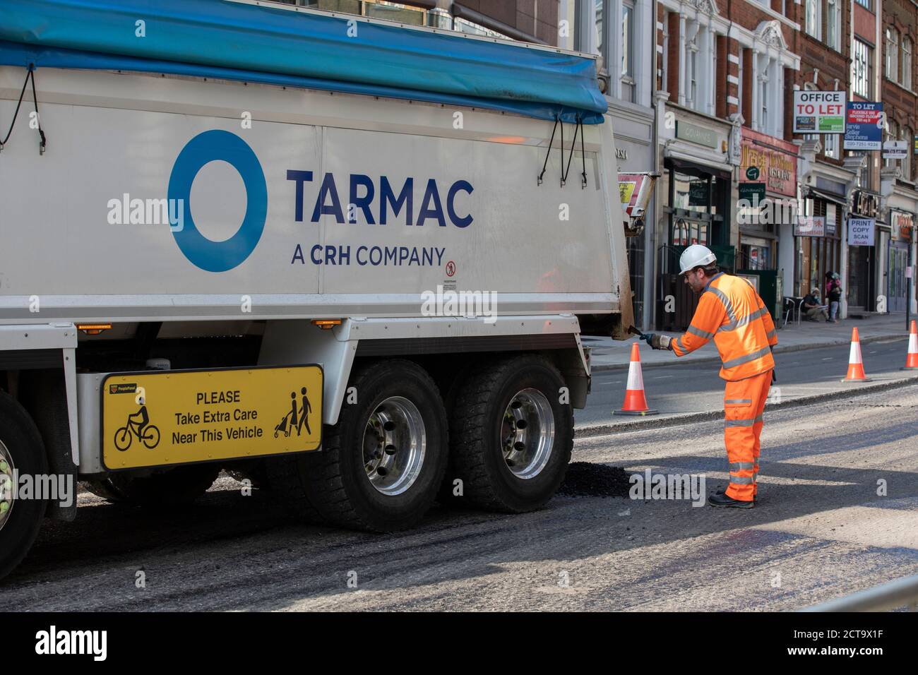 Le strade asfaltate vengono riesumate mentre i lavori stradali si svolgono su City Road nel cuore della City of London, England, UK Foto Stock