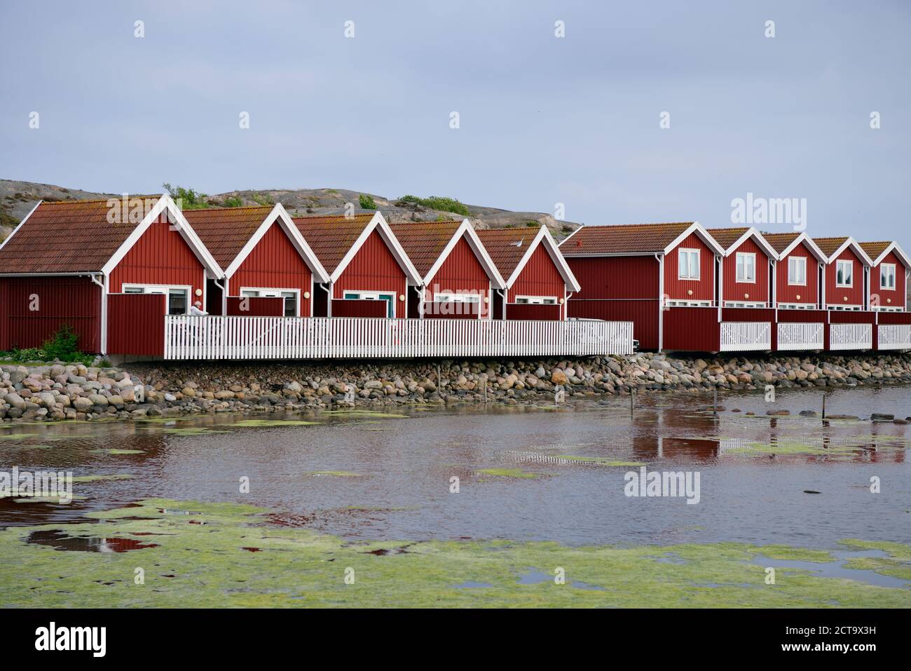 La Svezia Kungshamn, Fila di rosso tipiche case in legno Foto Stock