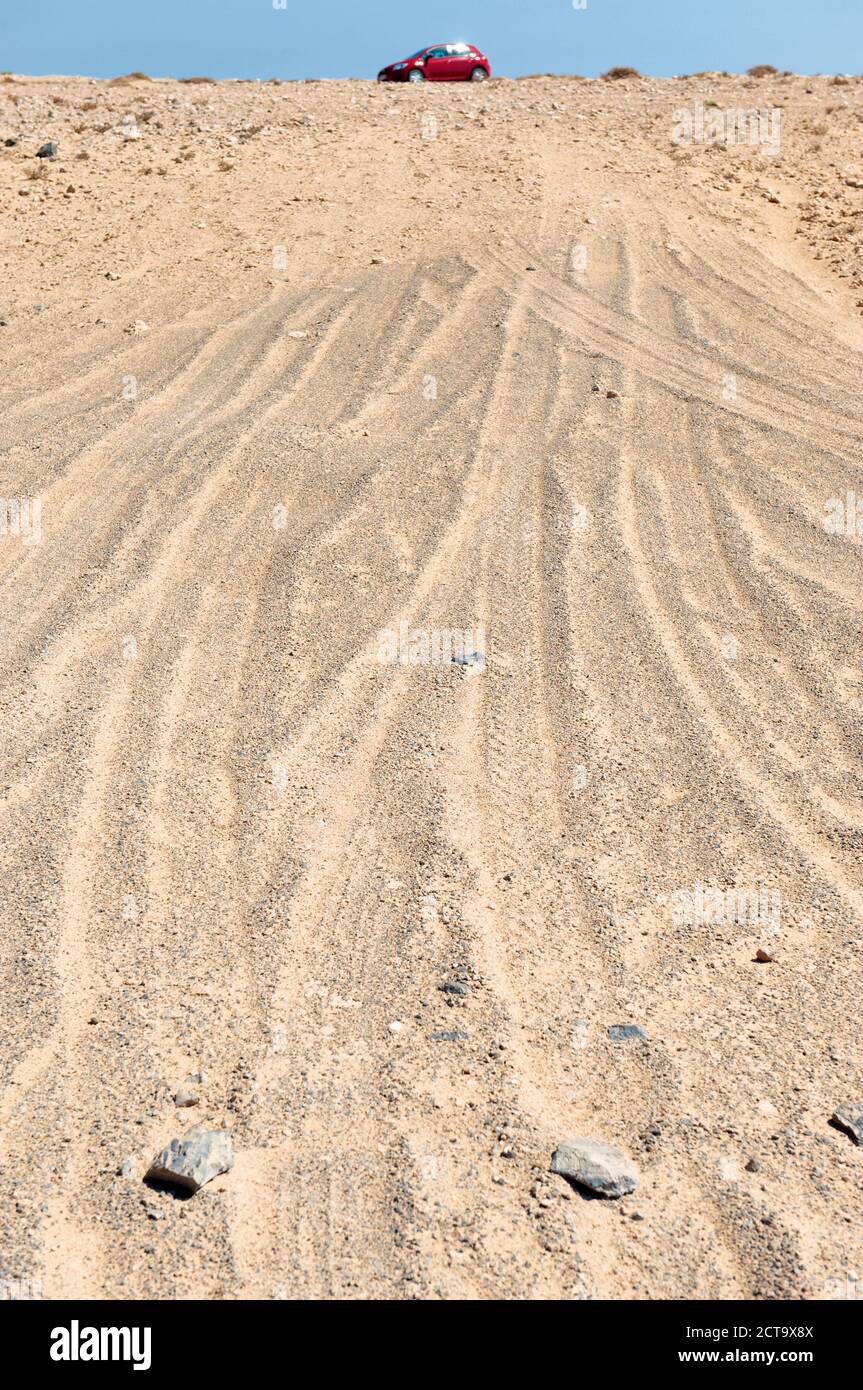Spagna Fuerteventura, Puerto de la Cruz, auto tracce nella sabbia Foto Stock