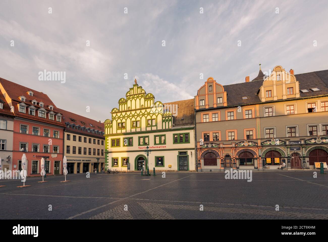 Marktplatz in der Stadt Weimar ohne Menschen in goldenem Abedlicht Foto Stock
