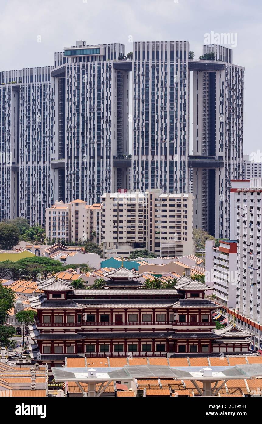 Singapore, Chinatown, vista di vecchi edifici di fronte di edifici ad alta, vista in elevazione Foto Stock