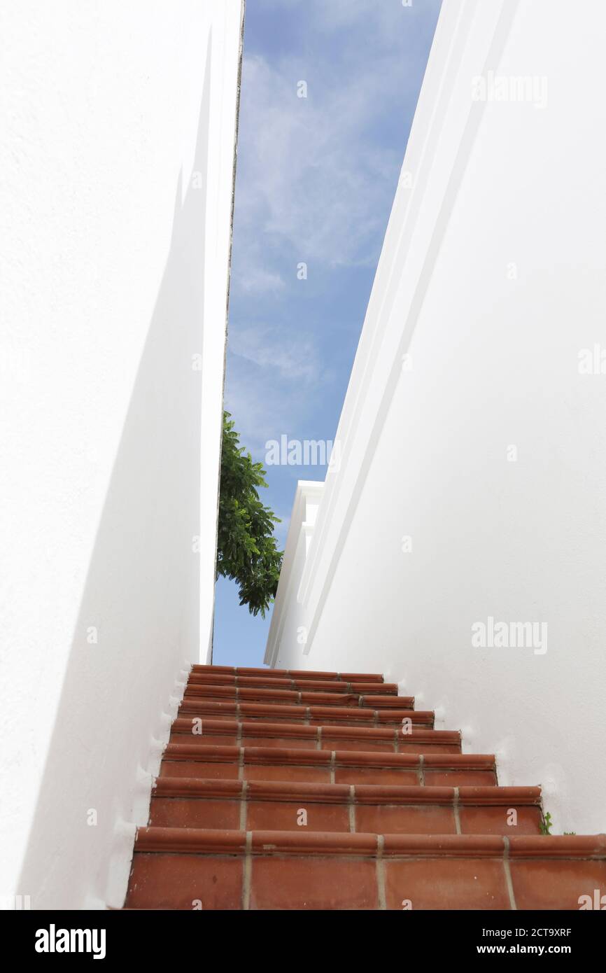 Spagna, Lanzarote, Puerto del Carmen, la scala tra pareti bianche Foto Stock