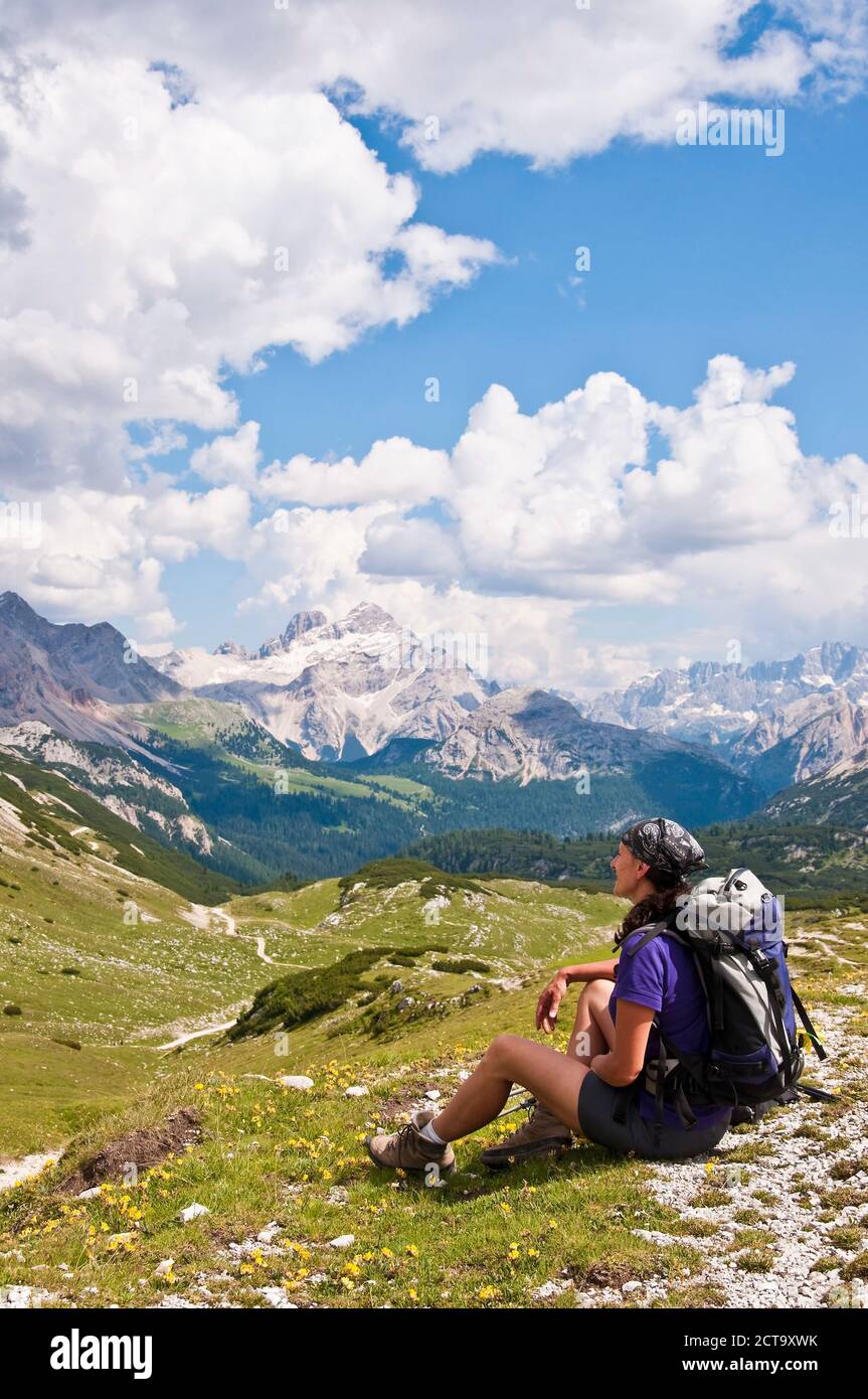 L'Italia, Alto Adige, Dolomiti, Fanes-Sennes-Braies parco naturale, escursionista seduta nel prato alpino Foto Stock