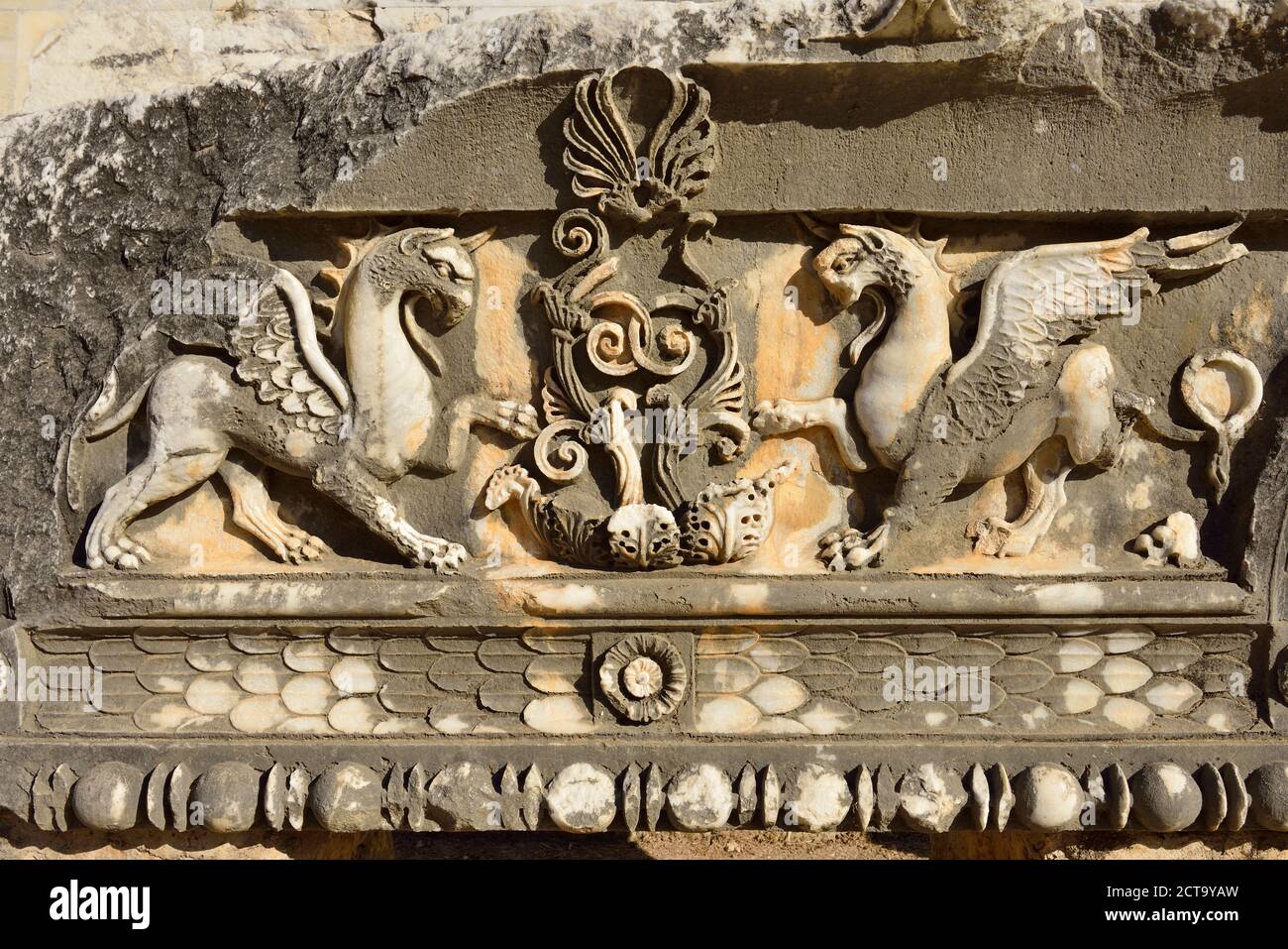 Turchia, Aydin, fregio in marmo con leoni alati in un antico tempio Apollon, sito archeologico di Didyma Foto Stock