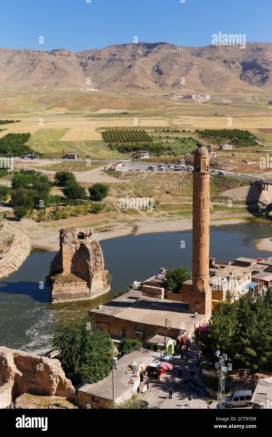 Turchia, Anatolia, Hasankeyf, Minareto di El Rizk Mosque al fiume Tigri Foto Stock