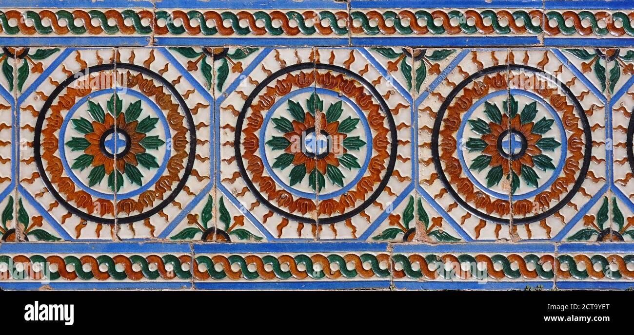 Azulejo, bella piastrella ceramica smaltata in stagno che decora l'Alcazar di Siviglia, Spagna Foto Stock