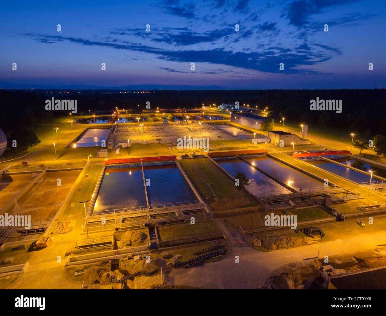 Germania, Baden Wuerttemberg, Ulm, vista di vasche di sedimentazione sul sito di impianto di trattamento delle acque Foto Stock