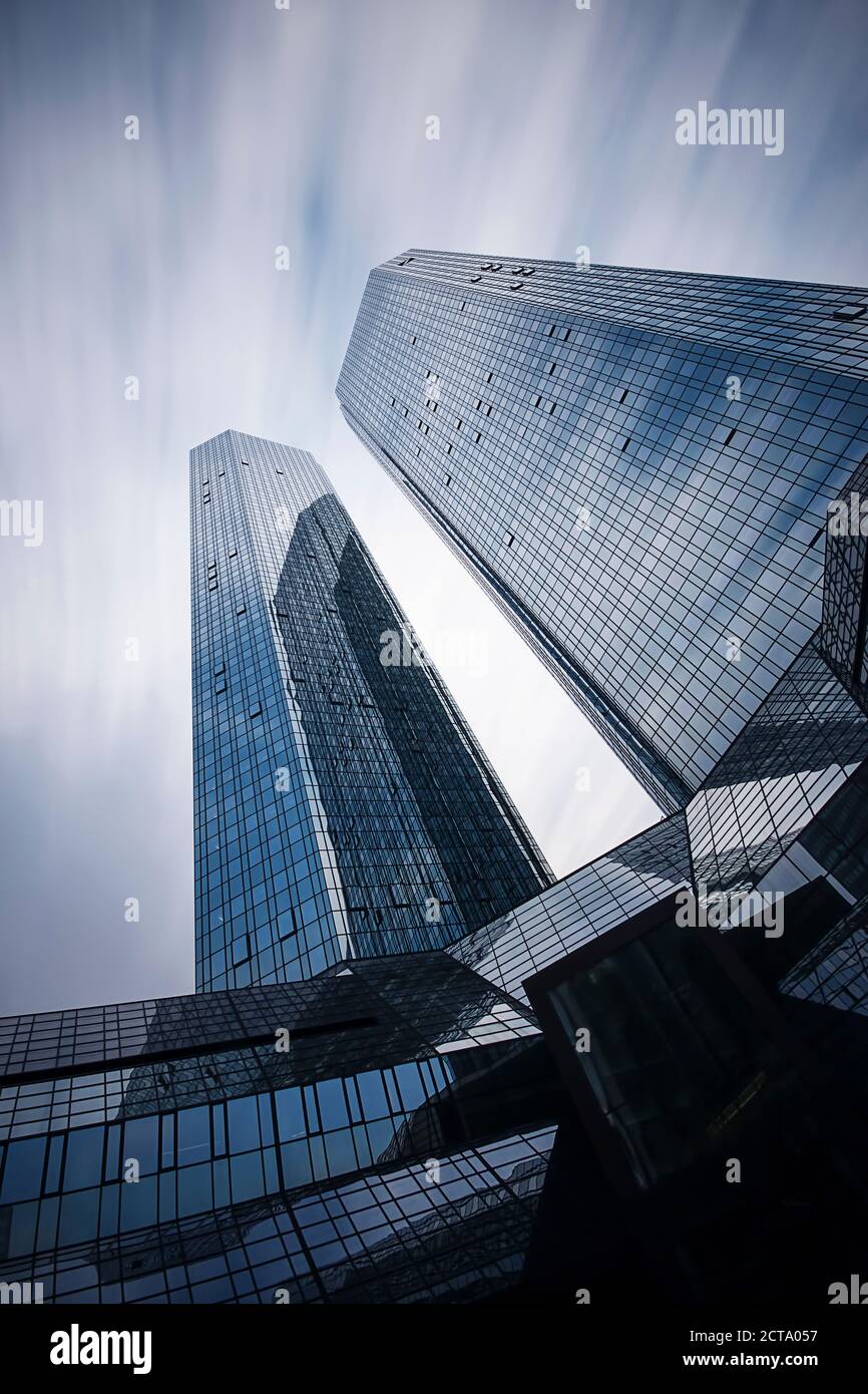 Germania, Hesse, Francoforte, edifici ad alta della Deutsche Bank, una lunga esposizione Foto Stock