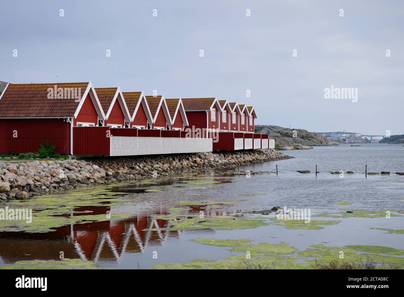 La Svezia Kungshamn, Fila di rosso tipiche case in legno Foto Stock