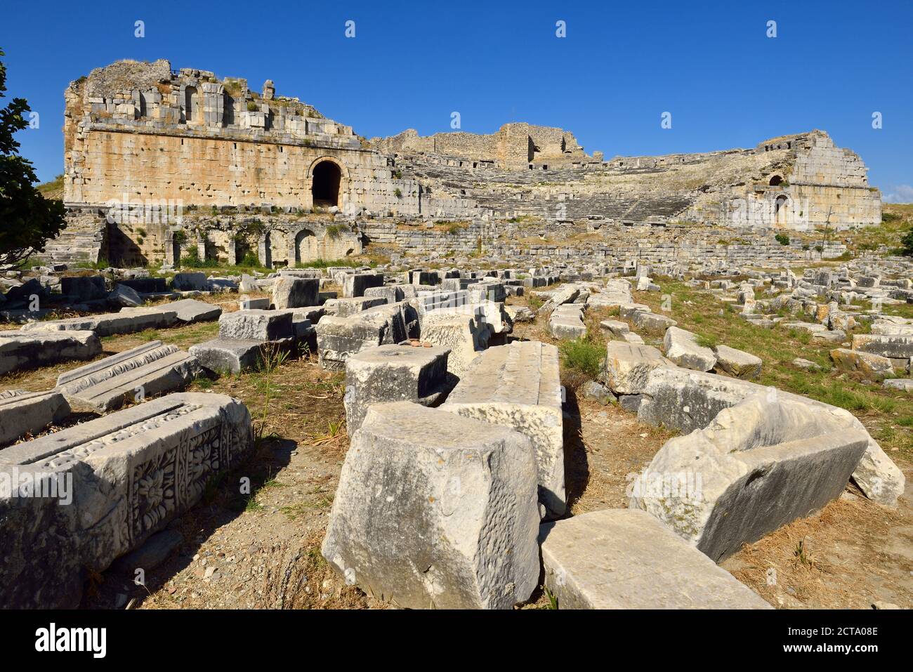 Turchia, Caria, antichi Tetrapylon presso il sito archeologico di Aphrodisias e antico teatro romano Foto Stock