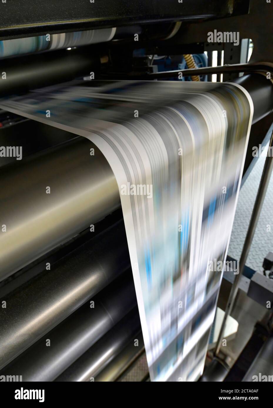 Stampa di giornali in un negozio di stampa Foto Stock