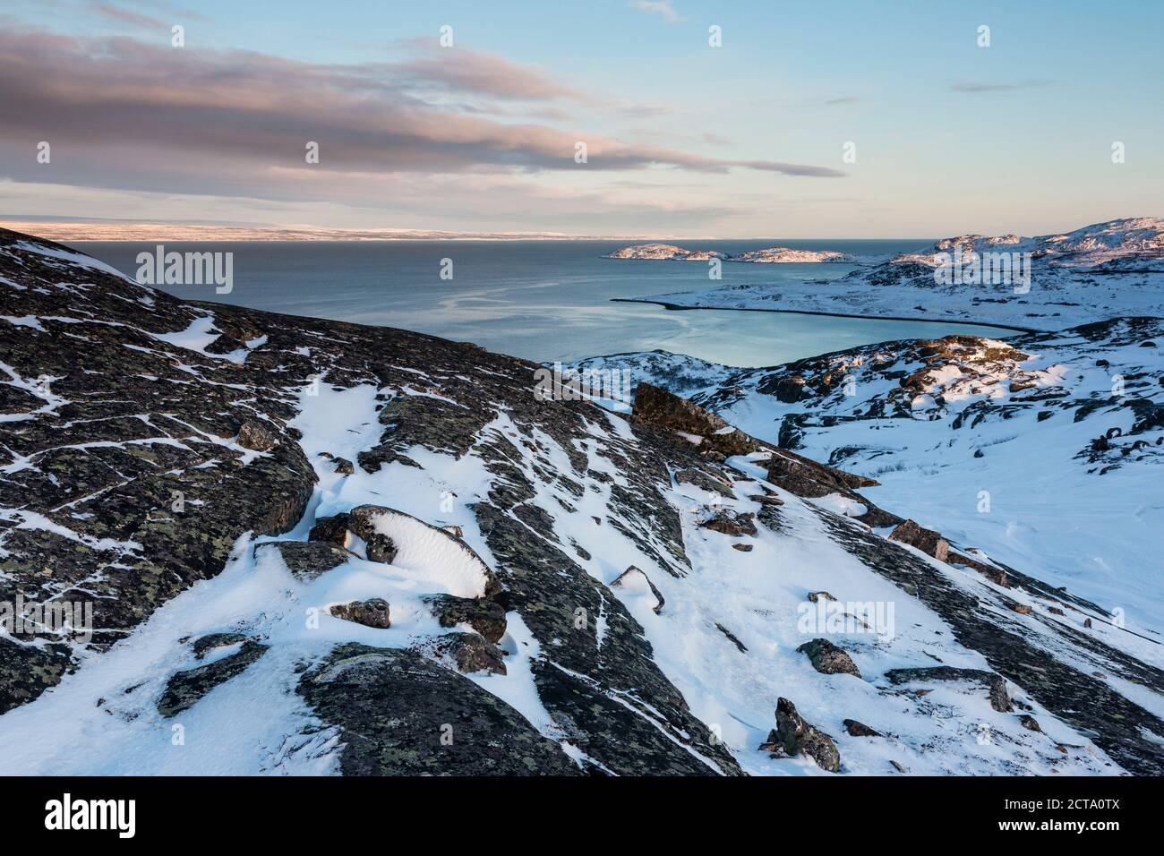 Norvegia, Karlebotn, Varangerfjord, coperto di neve superficie di roccia Foto Stock