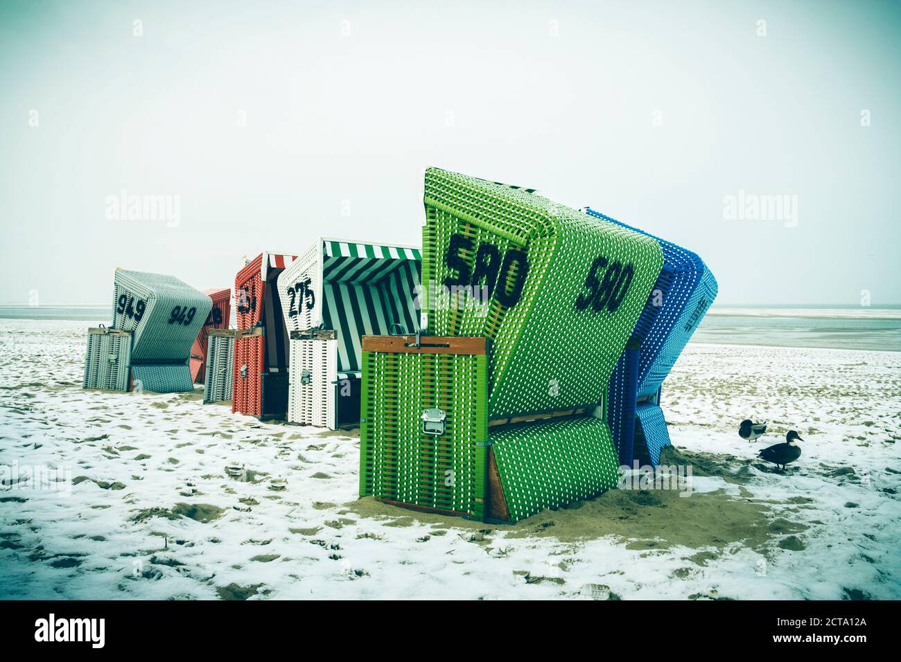 Germania, Bassa Sassonia, sedie a sdraio in spiaggia di Langeoog Foto Stock
