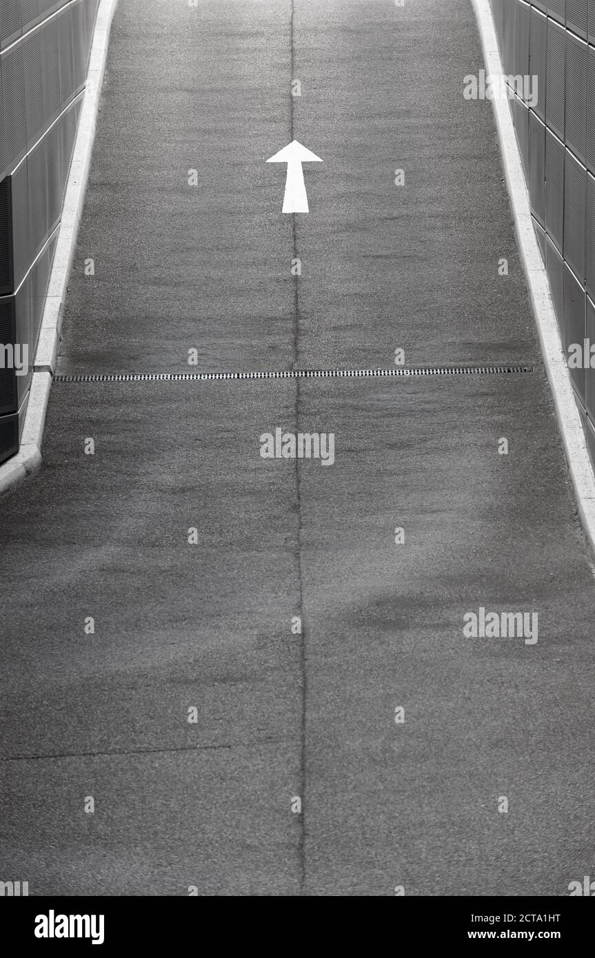 In Germania, in Renania settentrionale-Vestfalia, Duesseldorf-Golzheim, freccia direzionale Foto Stock