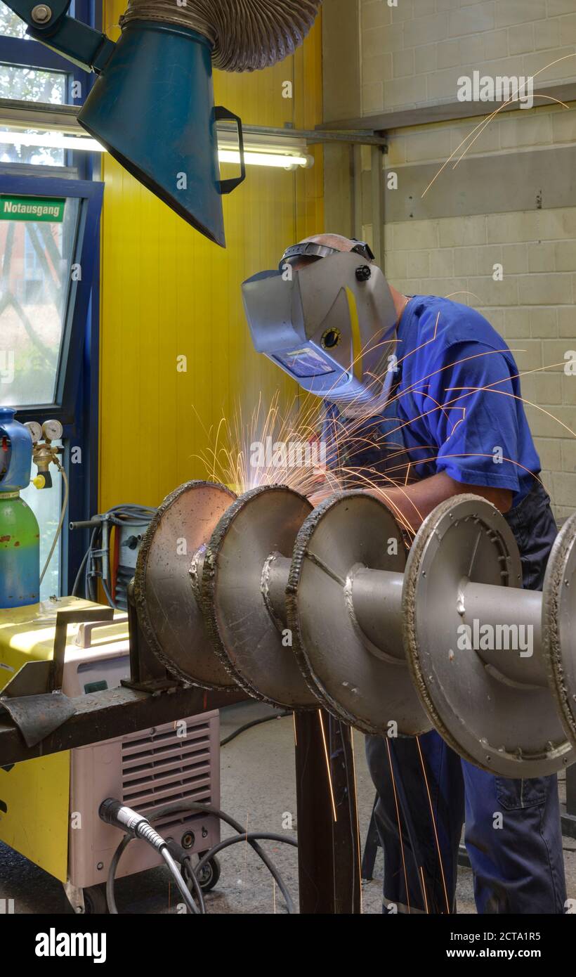 Germania, Baden-Württemberg, impianto di trattamento delle acque, saldatore riparazione di attrezzature tecniche Foto Stock