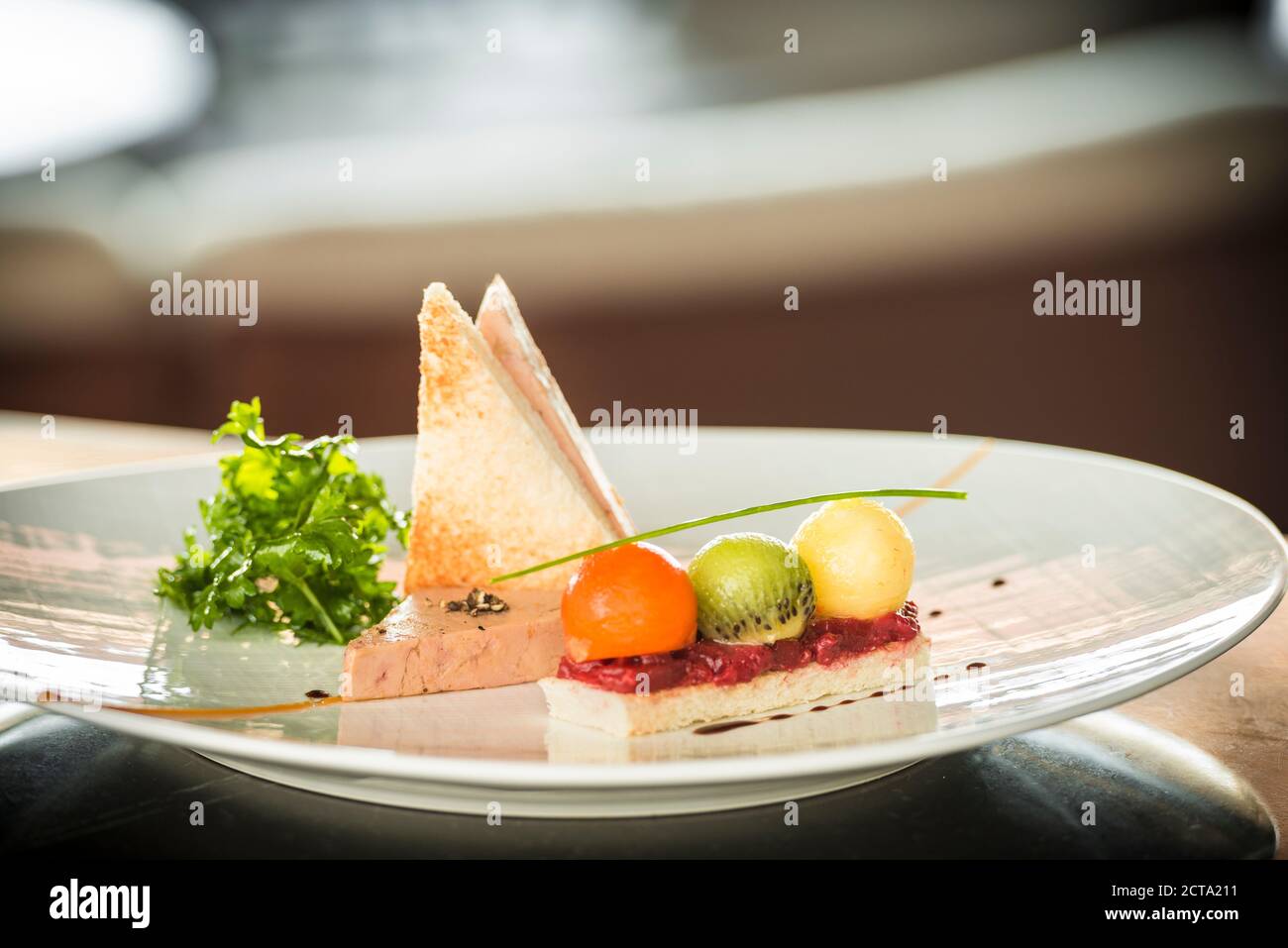 Piastra di foie gras con pane tostato Foto Stock
