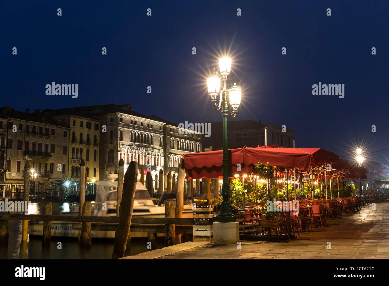 L'Italia, Venezia, Ristorante al Canale Grande di notte Foto Stock