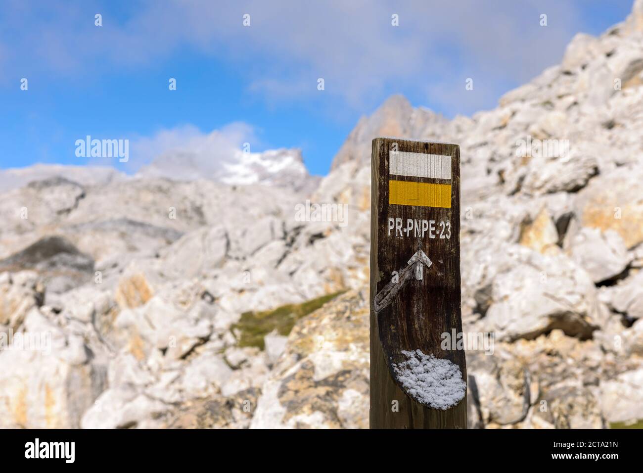 Spagna Cantabria, Parco Nazionale Picos de Europa, segno per un sentiero in area escursionistica Los Urrieles Foto Stock