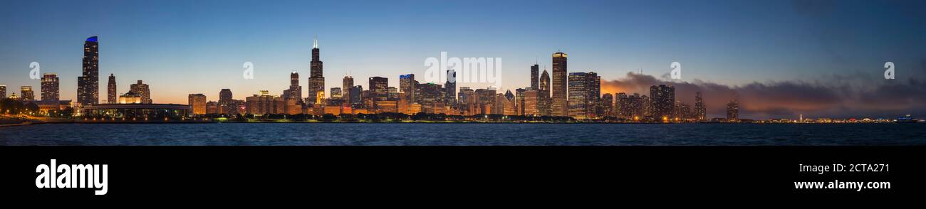 Stati Uniti d'America, Illinois, Chicago, skyline con il lago Michigan al crepuscolo Foto Stock