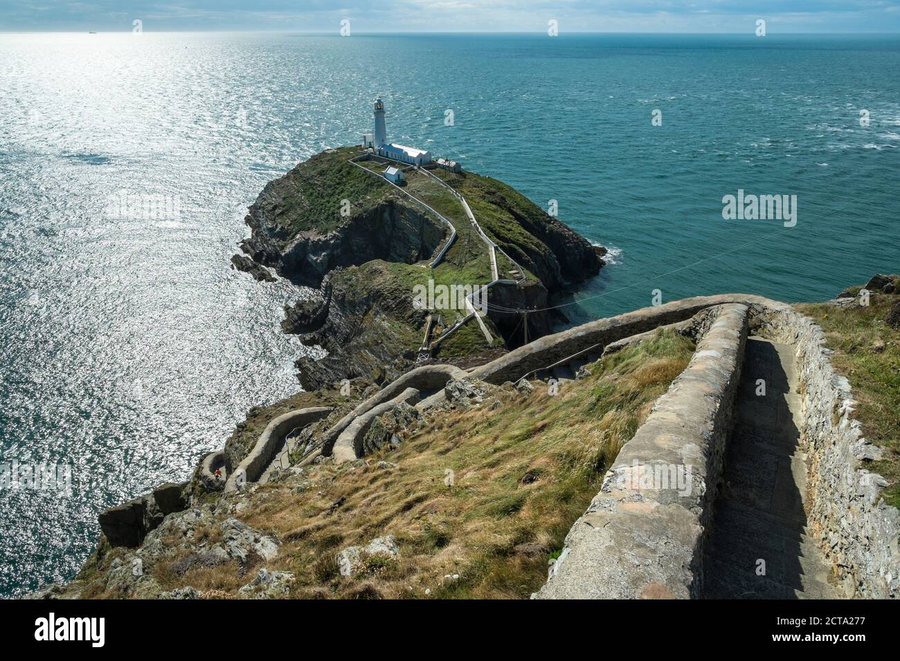 Nel Regno Unito, in Galles, Anglesey, Isola Santa, scale al faro della pila del Sud Foto Stock