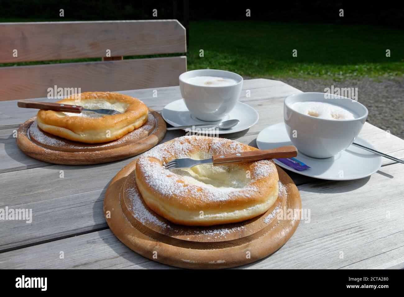 In Germania, in Baviera, table mountain inn con due tazze di caffè e due Kniekuechle Foto Stock