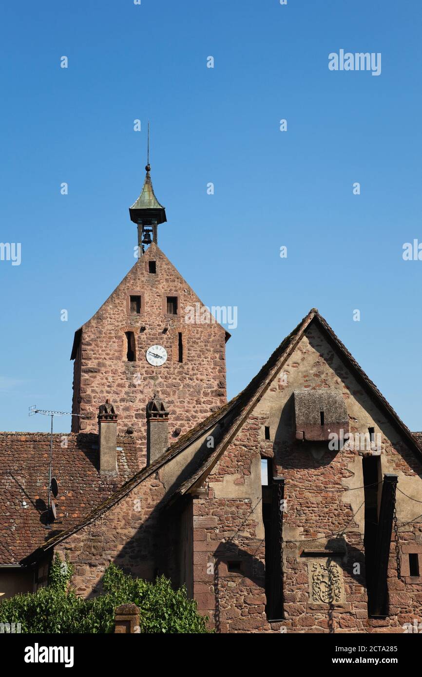 Francia, Alsazia, Haut-Rhin, Riquewihr, Dolder Torre e porta di città in città circostante parete Foto Stock