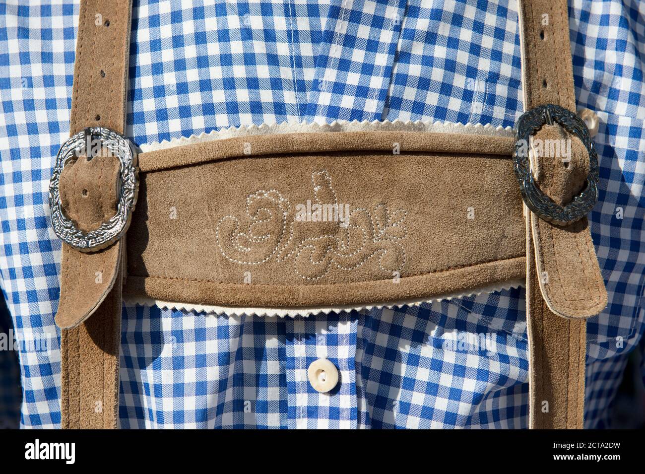 In Germania, in Baviera, Monaco di Baviera, l'uomo al Oktoberfest  indossando pantaloni di pelle e camicia a scacchi, close up Foto stock -  Alamy