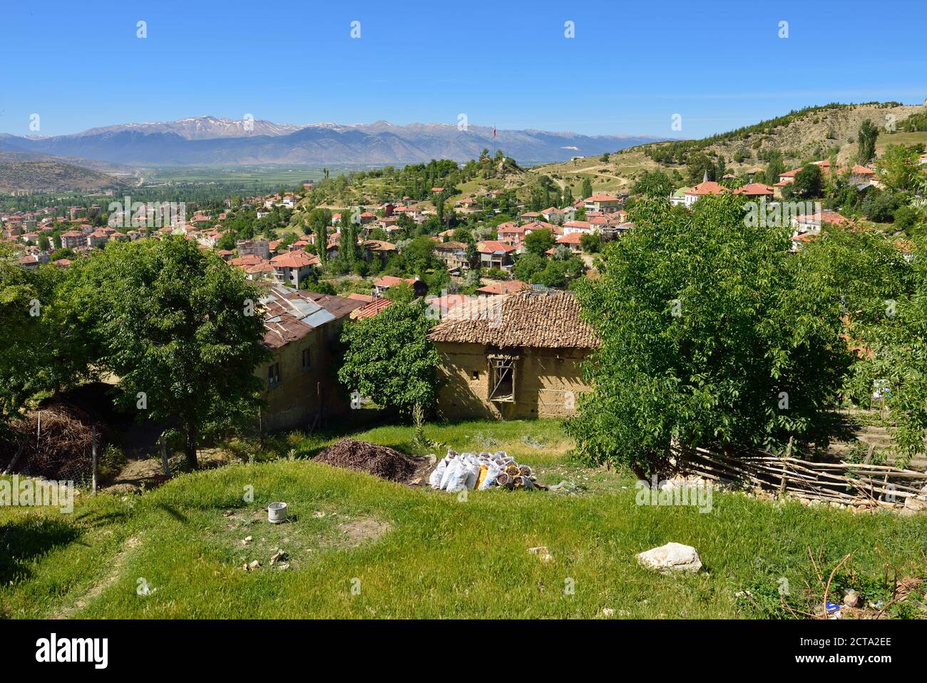 La Turchia, Provincia di Antalya, Lycia, vista su Elmali e sui monti Taurus Foto Stock