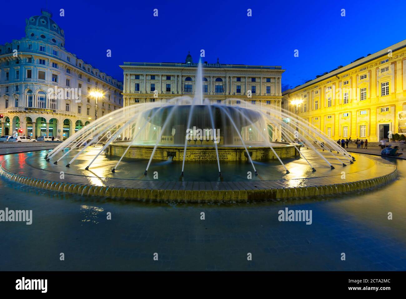 L'Italia, Genova, Piazza de Ferrari e il Palazzo della Regione Liguria di notte Foto Stock