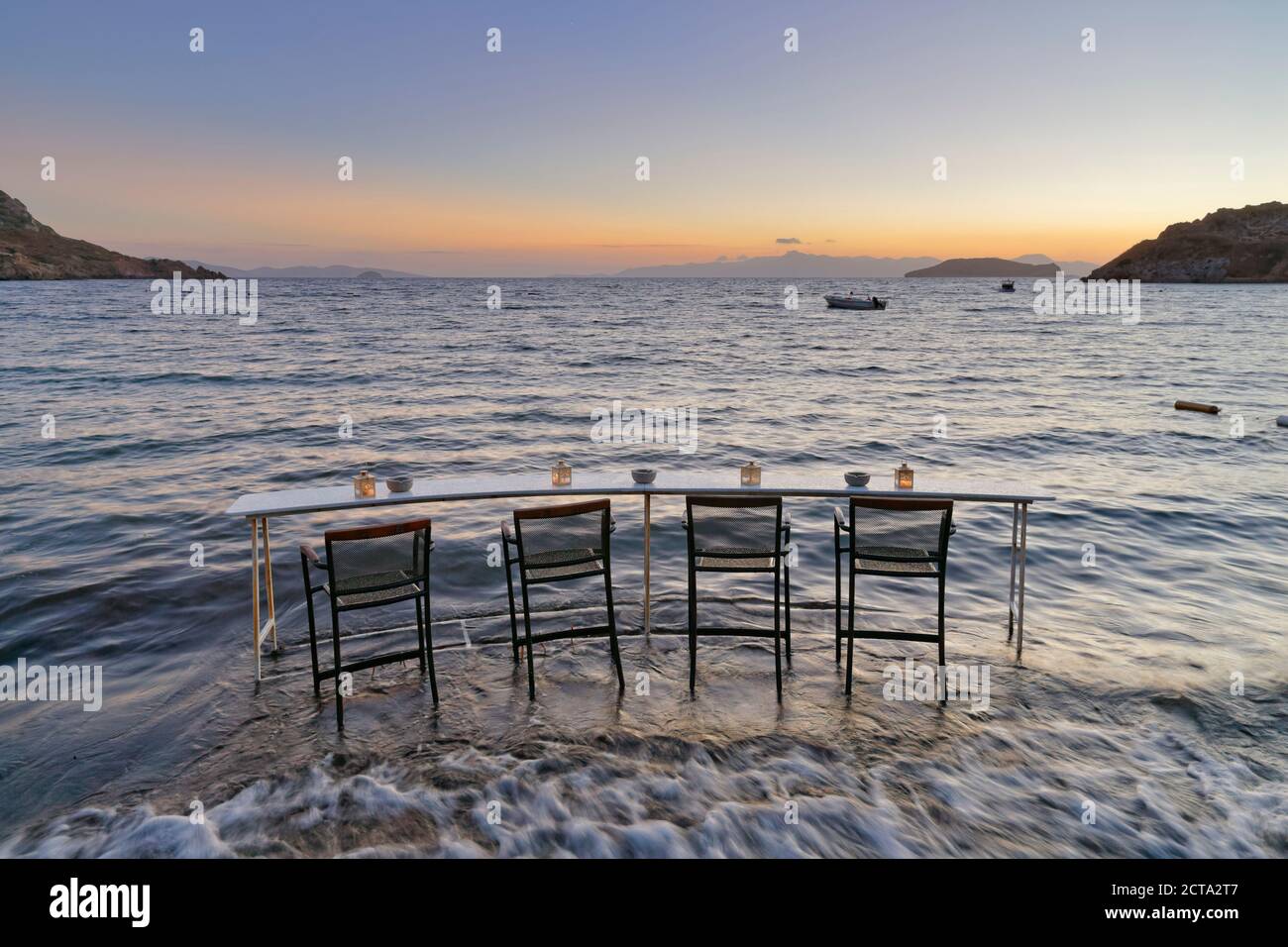 La Turchia, Bodrum, Guemuesluek, tavolo bar sulla spiaggia Foto Stock