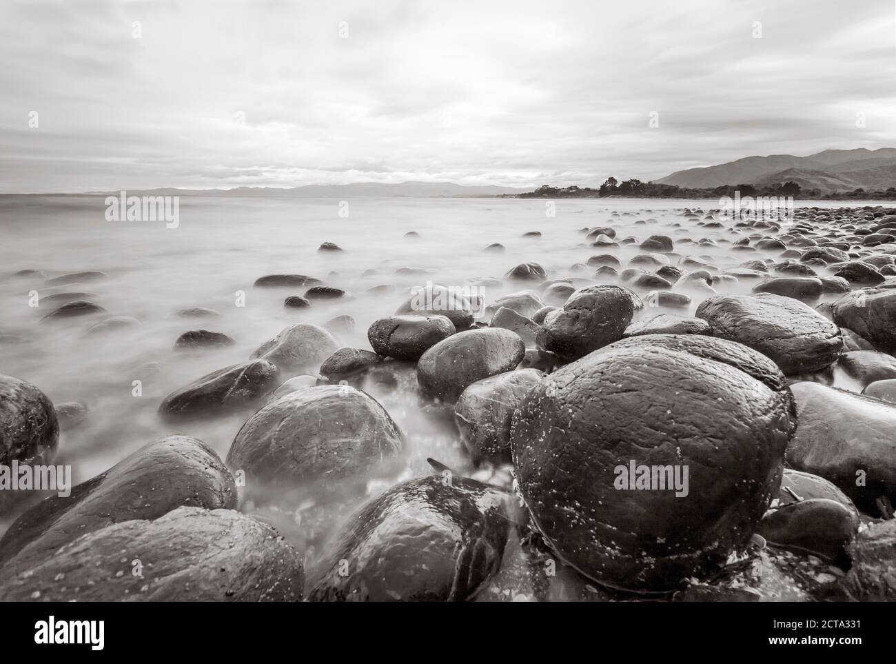 Nuova Zelanda, Golden Bay, pietre sulla riva della spiaggia, longtime esposizione Foto Stock