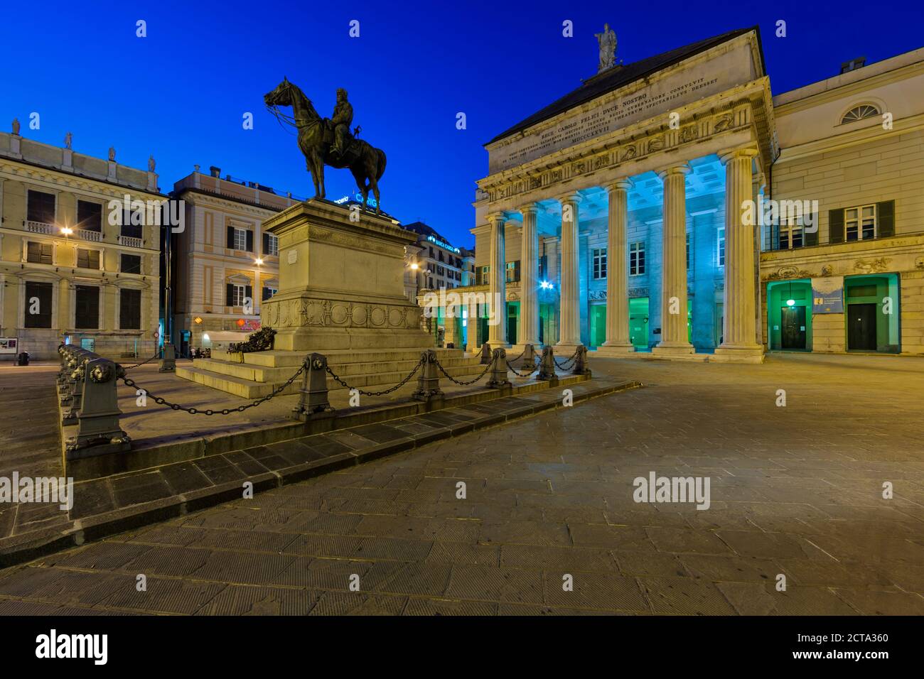 L'Italia, Genova, Piazza de Ferrari, Giuseppe Garibaldi monumento di notte Foto Stock