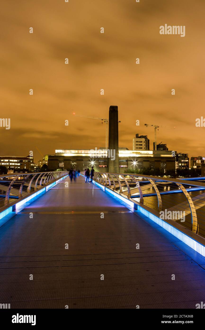 UK, Londra, vista dal Millennium Bridge alla Tate Gallery di Arte Moderna Foto Stock