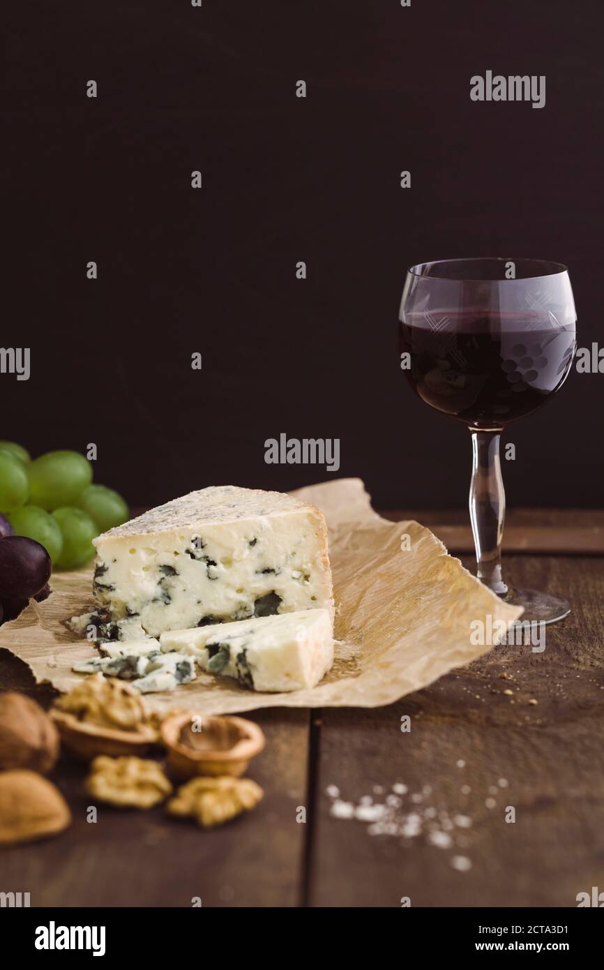 Roqufort formaggio con noci e vino rosso Uva Foto Stock