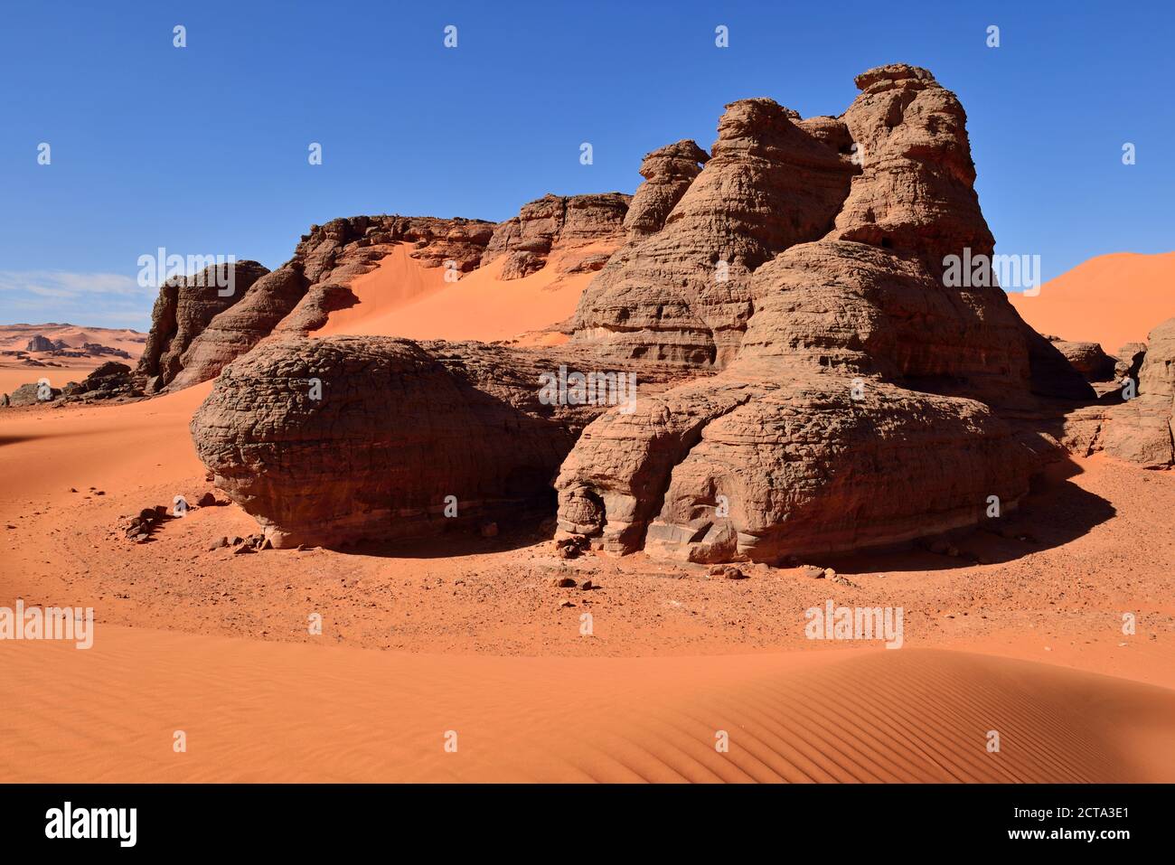 Algeria, Sahara, del Tassili N'Ajjer National Park, rock torri in dune di Merzouga di stagno Foto Stock